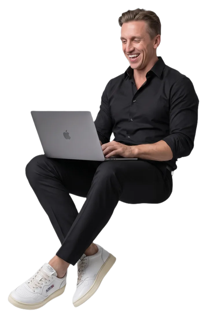 Christian Denzer mit MacBook auf dem Schoß